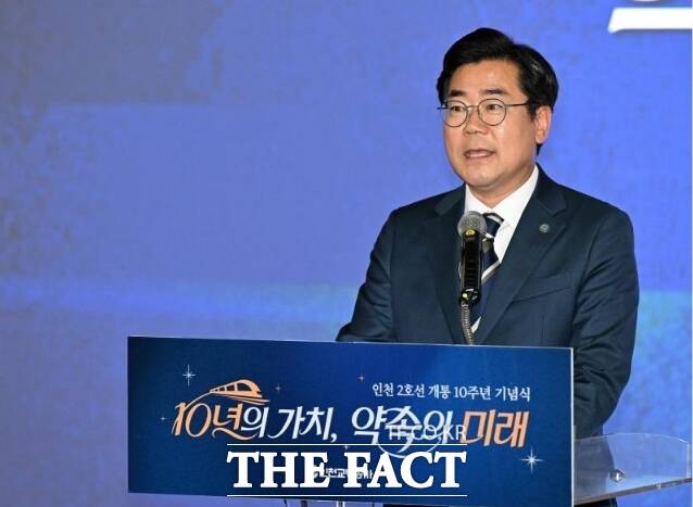 박찬대 인천시장이 30일 인천시청역 오디세이광장에서 열린 '인천지하철 2호선 개통 10주년 기념식'에서 축사를 하고 있다. /인천시