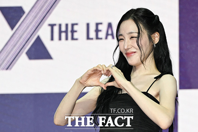 티파니 영이 하트 포즈를 하고 있다.