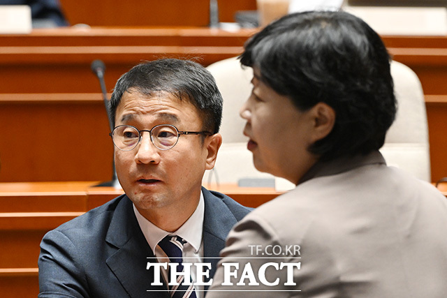 대화 나누는 한병도 더불어민주당 대표 직무대행 겸 원내대표(왼쪽)와 서영교 법사위원장.