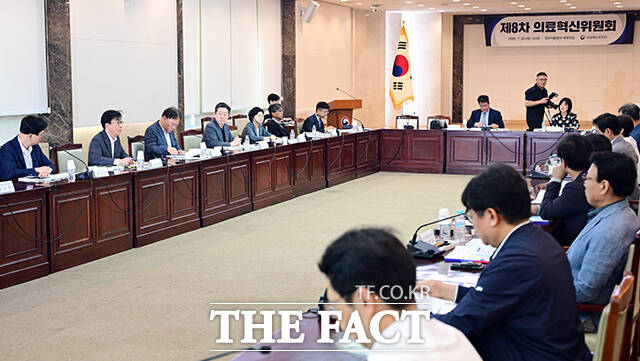 정기현 의료혁신위원장이 30일 오전 서울 종로구 정부서울청사에서 열린 제8차 의료혁신위원회 회의에 참석해 모두발언을 하고 있다. /임영무 기자