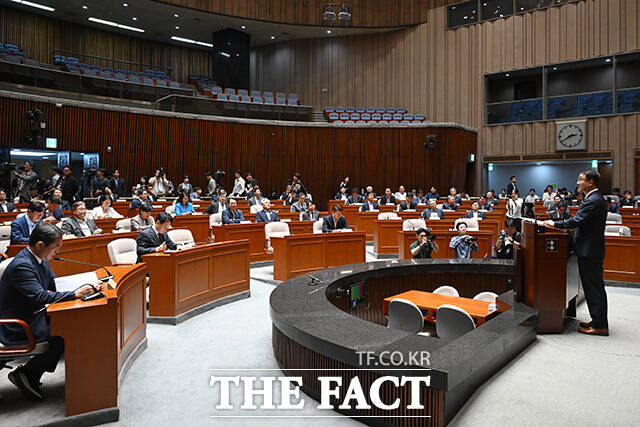대화 나누는 한병도 더불어민주당 대표 직무대행 겸 원내대표(왼쪽)와 서영교 법사위원장.