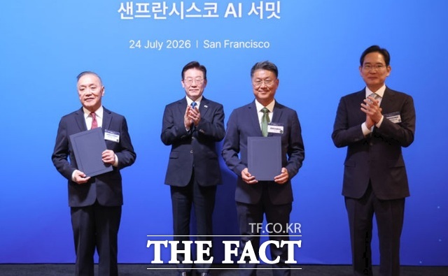 지난 24일(현지시간) 미국 샌프란시스코 더 미드웨이에서 열린 샌프란시스코 AI 서밋에서 이재명 대통령과 이재용 삼성전자 회장이 한진만(오른쪽 두번째) 삼성전자 파운드리 사장과 혹 탄 브로드컴 CEO의 '첨단 반도체 기술 분야 전략적 파트너십 업무협약(MOU)' 체결을 지켜보고 있다. /뉴시스