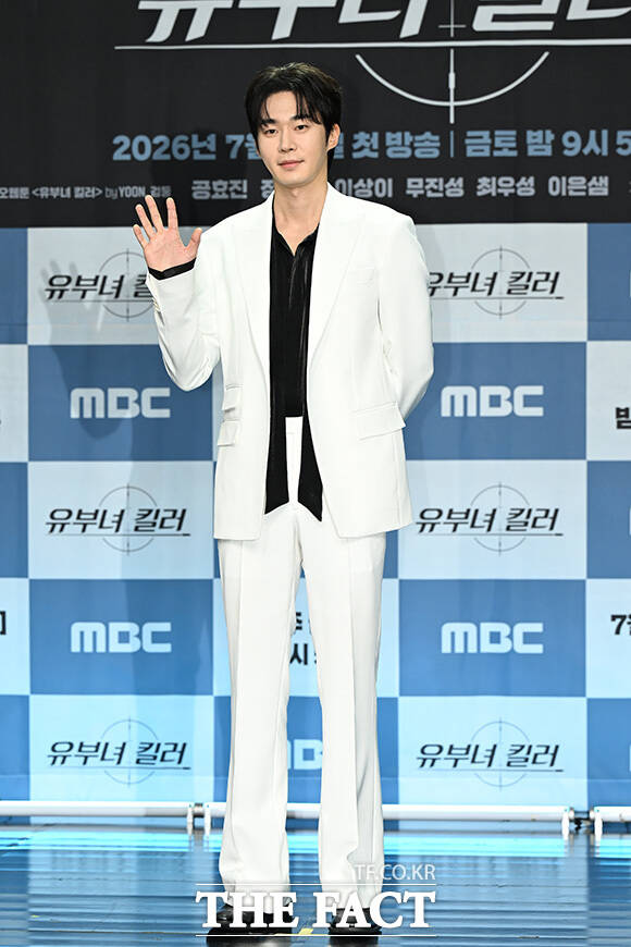 최우성과 정준원, 이은샘, 공효진, 이상이, 무진성(왼쪽부터)포즈를 취하고 있다.