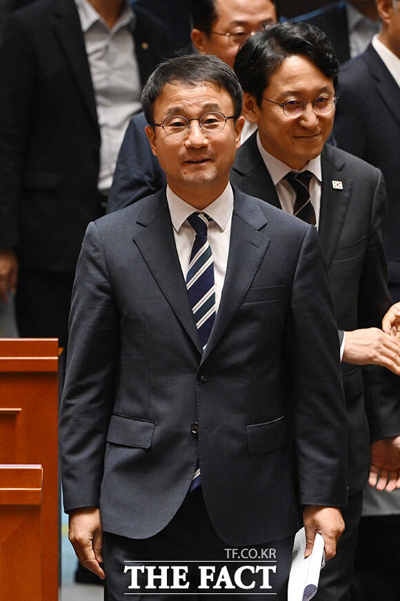 대화 나누는 한병도 더불어민주당 대표 직무대행 겸 원내대표(왼쪽)와 서영교 법사위원장.
