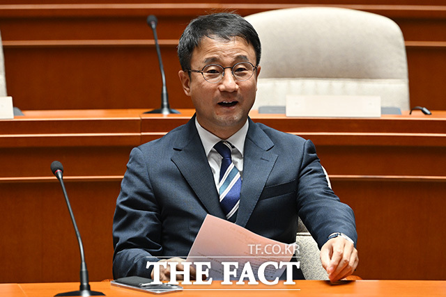 대화 나누는 한병도 더불어민주당 대표 직무대행 겸 원내대표(왼쪽)와 서영교 법사위원장.