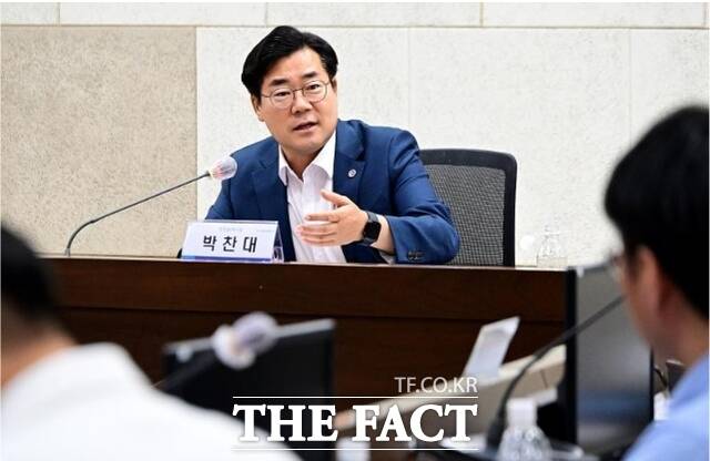 박찬대 인천시장이 30일 시청 영상회의실에서 열린 'AI 커넥티드 모빌리티 TF 점검회의'에서 추진상황을 점검하고 있다. /인천시