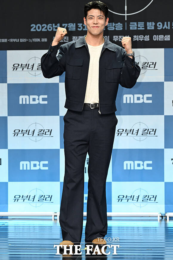 최우성과 정준원, 이은샘, 공효진, 이상이, 무진성(왼쪽부터)포즈를 취하고 있다.