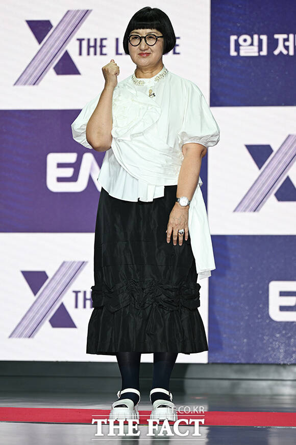 기은세와 노희영, 티파니, 뱀뱀이 포즈를 취하고 있다.