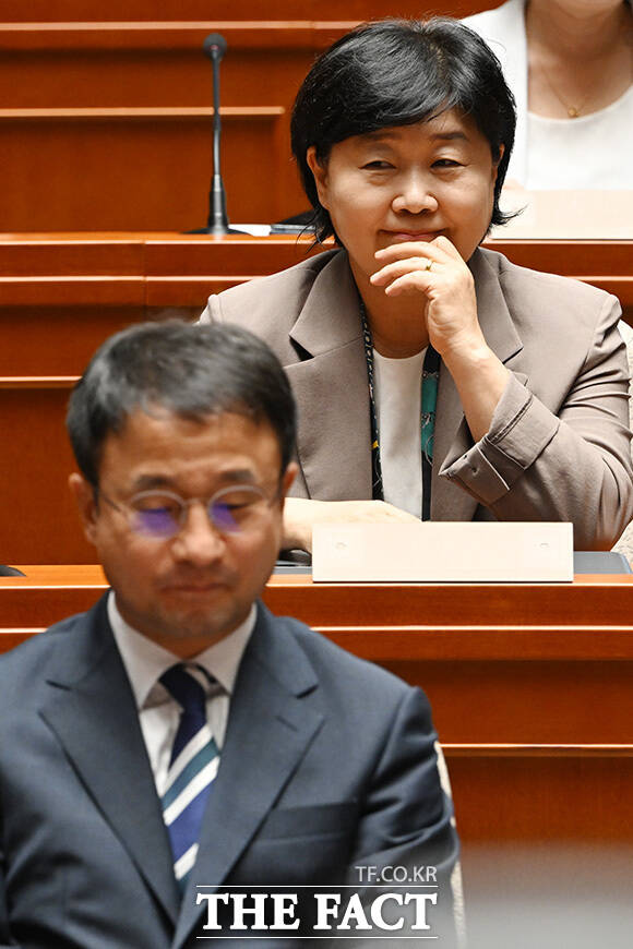 대화 나누는 한병도 더불어민주당 대표 직무대행 겸 원내대표(왼쪽)와 서영교 법사위원장.