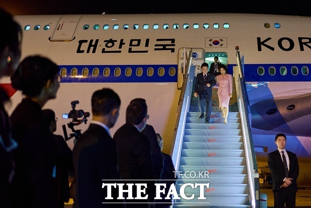 남미 출장 중인 이재명 대통령은 29일(현지시간) 오후 칠레 산티아고의 아르투로 메리노 베니테스 공항에 도착했다. 이 대통령이 27일 브라질 상파울루 과룰류스 공항에 도착해 공군1호기에서 내리고 있다. /청와대