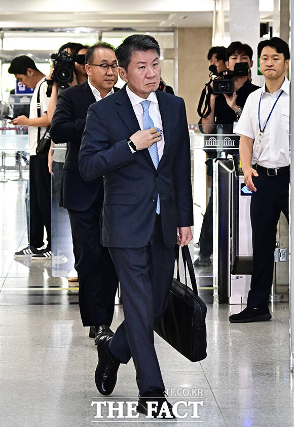 이동하는 정몽규 전 대한축구협회 회장.