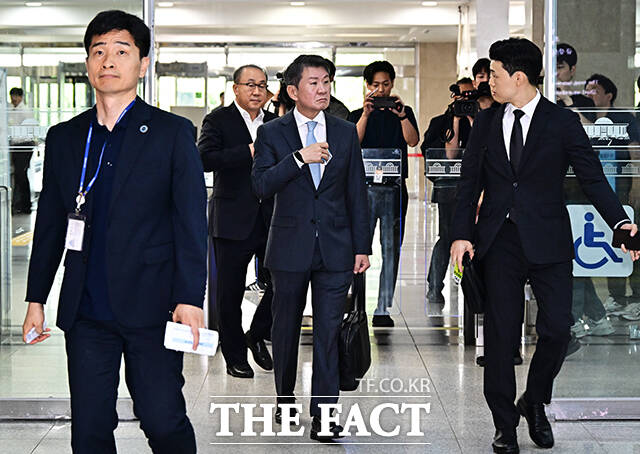 국회 들어서는 정몽규 전 대한축구협회 회장.