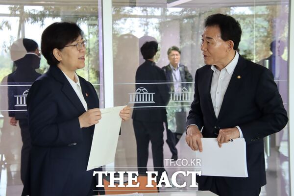 박용갑 더불어민주당 국회의원(대전 중구, 사진 오른쪽)이 29일 국회에서 정은경 보건복지부 장관(왼쪽)을 만나 충남대병원이 추진 중인 미래 암병원 건립사업을 제안했다. /박용갑 의원실