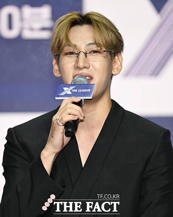 기은세와 노희영, 티파니, 뱀뱀이 포즈를 취하고 있다.