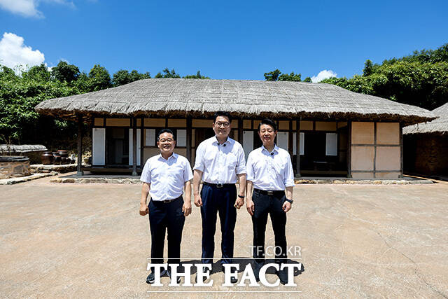 30일 오전 송영길 더불어민주당 당대표 후보(가운데)와 김영호 최고위원 후보(오른쪽), 민병덕 국회의원이 전남광주 신안군 하의도에 있는 김대중 대통령 생가를 방문하고 있다.