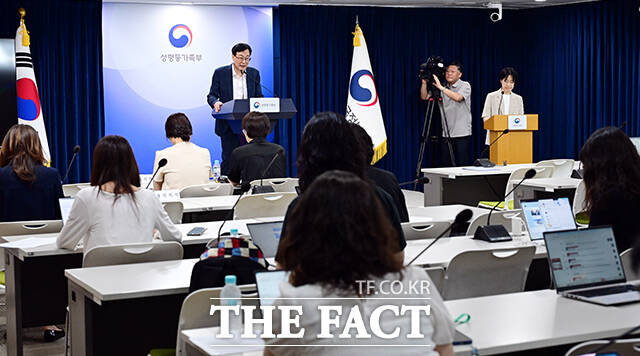 김성철 성평등가족부 안전인권정책관이 30일 오전 서울 종로구 정부서울청사에서 가정폭력 실태조사 결과를 발표하고 있다. /임영무 기자