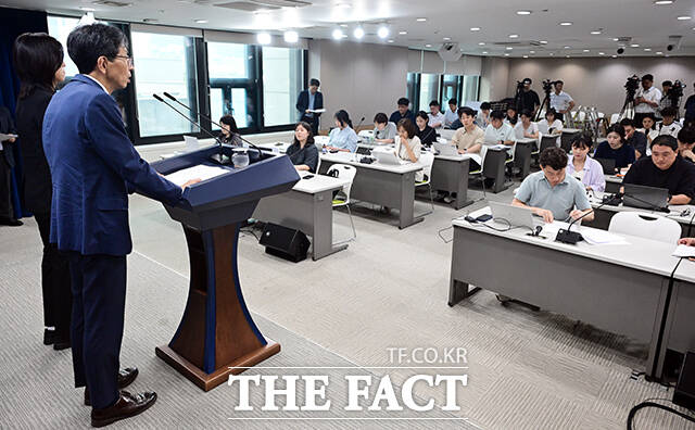 양청삼 개인정보보호위원회 사무처장이 30일 오전 서울 종로구 정부서울청사에서 KT 개인정보 유출사고와 관련한 제재처분 결과를 브리핑하고 있다. /임영무 기자