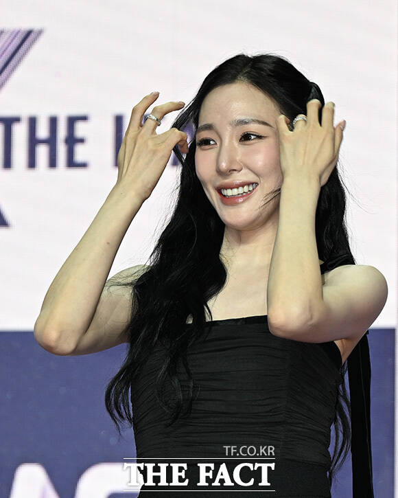 티파니 영이 하트 포즈를 하고 있다.