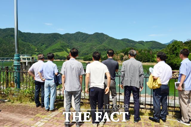 29일 전남광주시 광양시의회가 수돗물 비린내로 민원이 발생한 진상면 수어댐 현장을 찾아 상태를 살폈다. /광양시의회