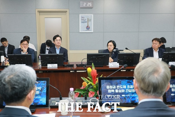 충청권 반도체 초광역 협력 간담회가 30일 나노종합기술원에서 개최된 가운데 허태정 대전시장이 한성숙 국무총리에게 국가 반도체 종합연구소 대전 구축을 공식 건의했다. /대전시