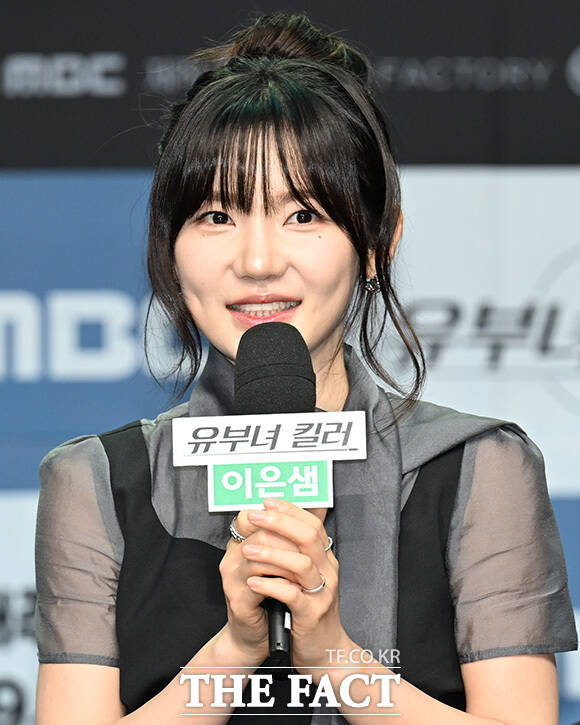 최우성과 정준원, 이은샘, 공효진, 이상이, 무진성(왼쪽부터)포즈를 취하고 있다.