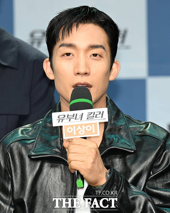 최우성과 정준원, 이은샘, 공효진, 이상이, 무진성(왼쪽부터)포즈를 취하고 있다.