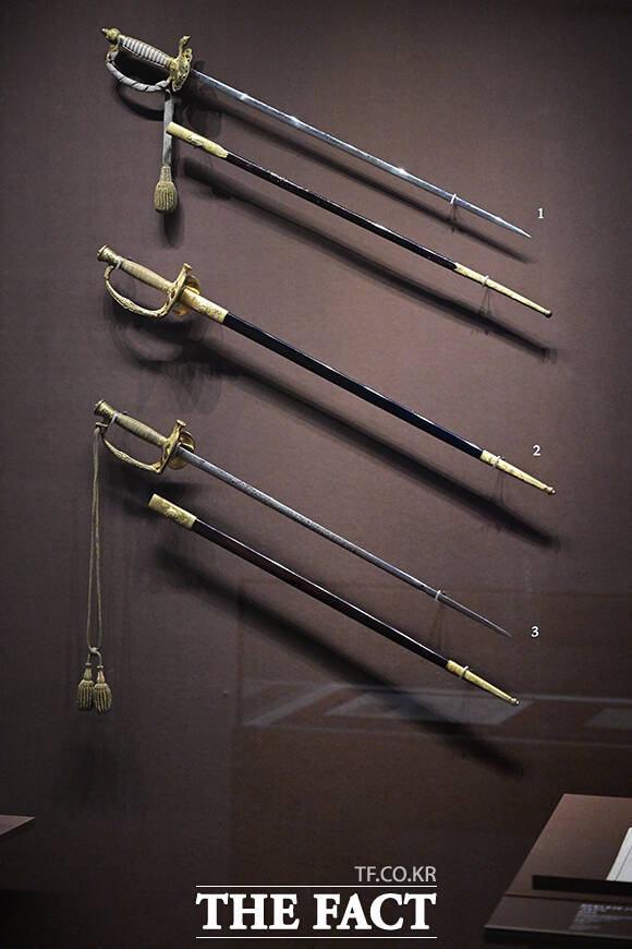 서양식 예복에 착용한 예검들.
