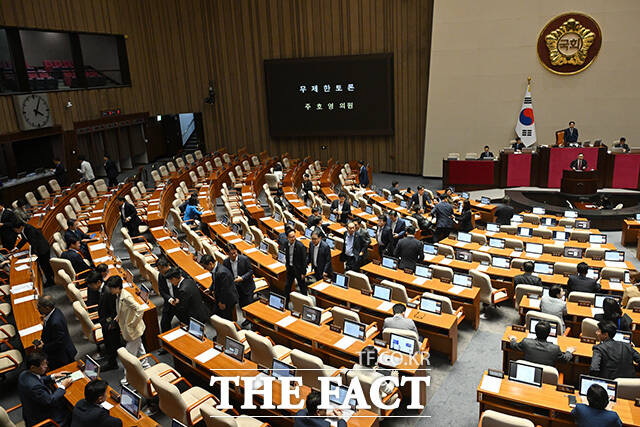 주호영 국민의힘 의원이 30일 오후 서울 여의도 국회에서 열린 제3차 본회의에서 검사의 보완수사권 폐지를 골자로 한 '형사소송법 개정안'에 대해 무제한토론(필리버스터)를 시작하자 더불어민주당 의원들이 본회의장을 떠나고 있다. /남용희 기자
