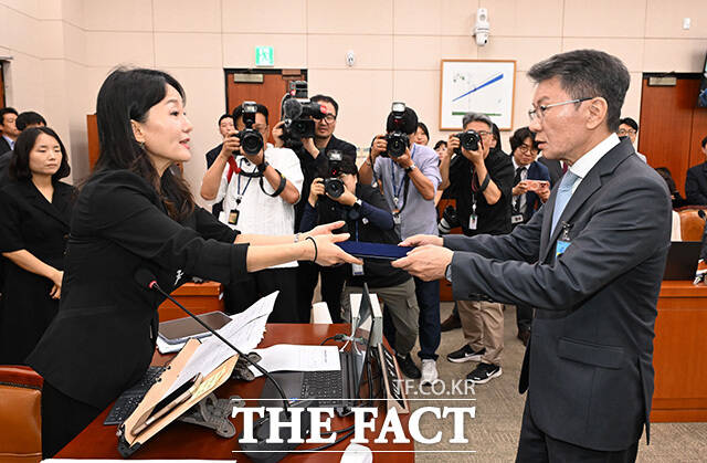 고개 숙인 한국 축구 전 수장들. 정몽규 전 대한축구협회장(왼쪽)과 홍명보 전 축구국가대표 감독.