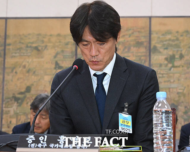 고개 숙인 한국 축구 전 수장들. 정몽규 전 대한축구협회장(왼쪽)과 홍명보 전 축구국가대표 감독.