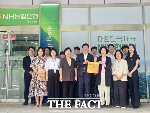 30일 진행된 대전시 중구 '치매극복선도단체' 신규 지정 현판 전달식. /대전시 중구