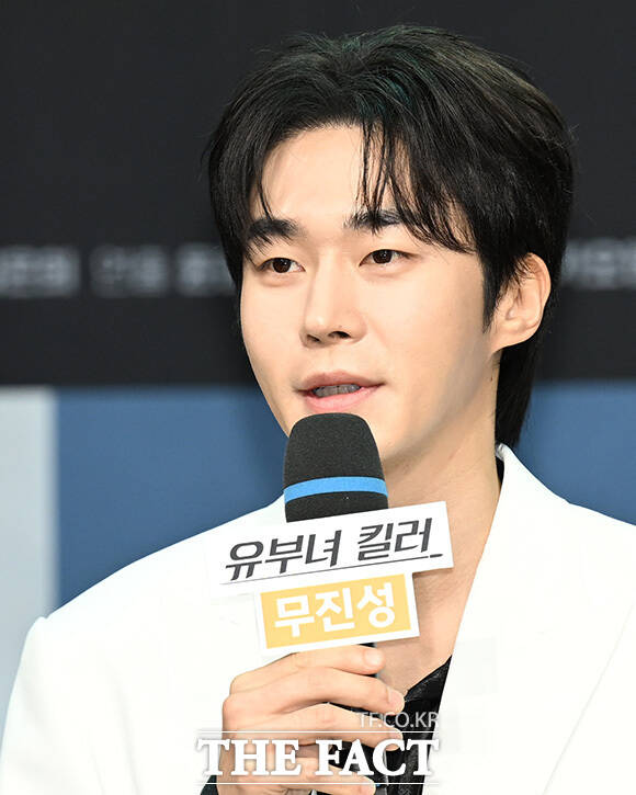 최우성과 정준원, 이은샘, 공효진, 이상이, 무진성(왼쪽부터)포즈를 취하고 있다.