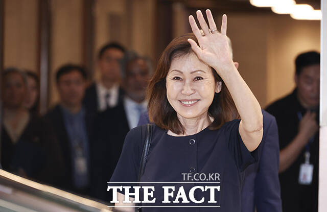 미셸 스틸 신임 주한미국대사가 30일 오후 인천국제공항 제2여객터미널을 통해 입국하며 취재진을 향해 인사하고 있다. /공항사진기자단