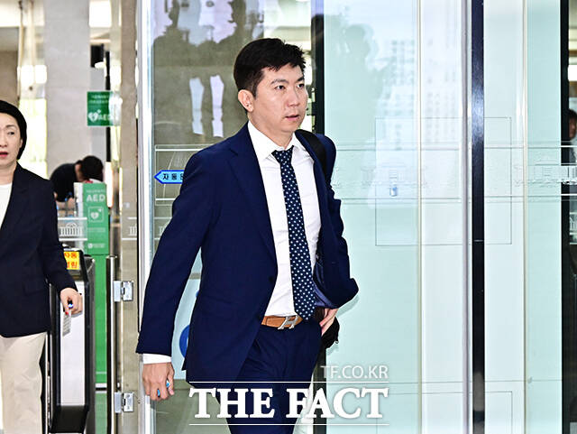 국회 들어서는 유승민 대한체육회장.
