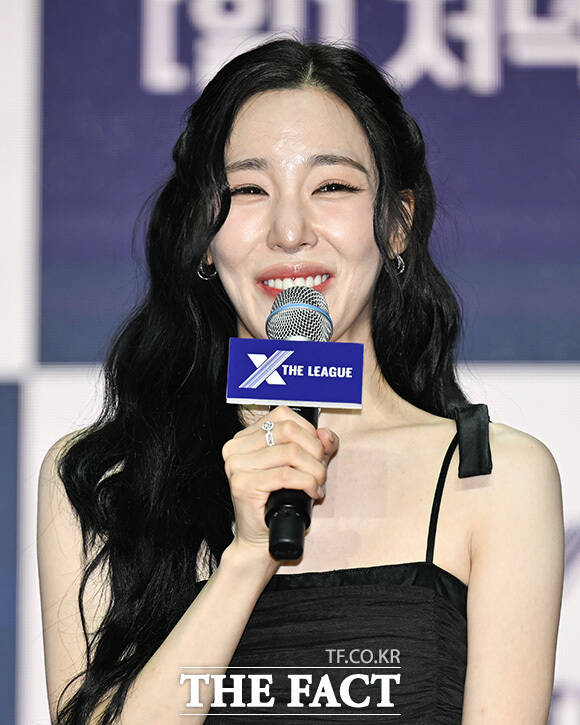 기은세와 노희영, 티파니, 뱀뱀이 포즈를 취하고 있다.