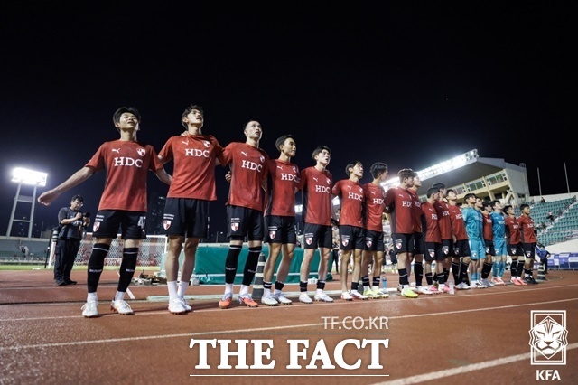 FC서울에 승리를 거두고 팬들과 함께 기뻐하는 부산 아이파크 선수단./KFA
