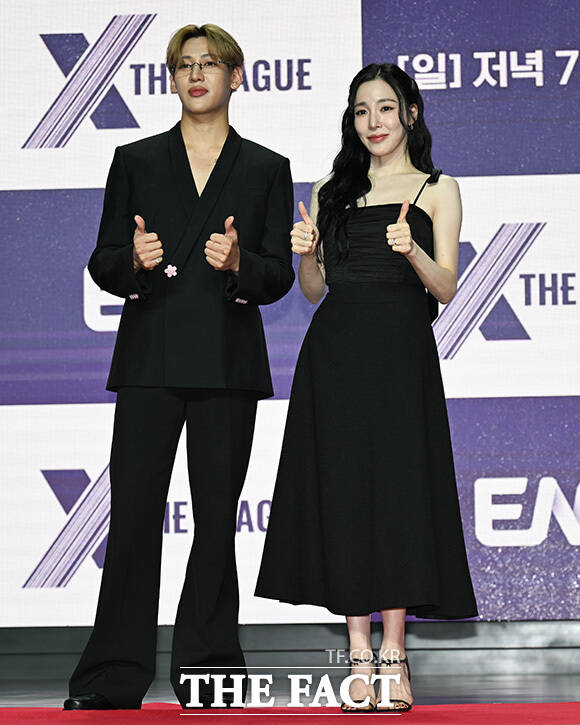 기은세와 노희영, 티파니, 뱀뱀이 포즈를 취하고 있다.