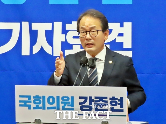 강준현 더불어민주당 의원(세종시을)이 30일 세종시청 브리핑룸에서 기자회견을 열고 있다. /김형중 기자