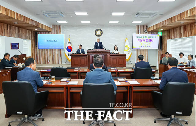30일 이철우 울릉군 의회의장이 제294회 임시회 개회를 선언하고 있다. /울릉군의회