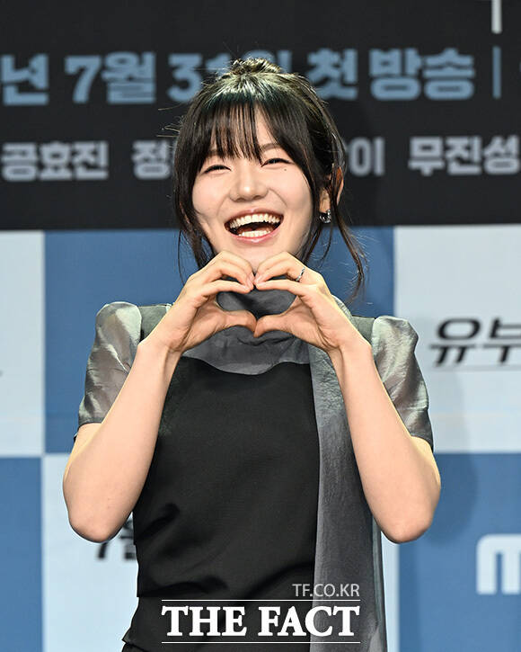 최우성과 정준원, 이은샘, 공효진, 이상이, 무진성(왼쪽부터)포즈를 취하고 있다.