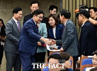  의원총회 참석하는 정점식 원내대표 [포토]