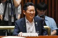  의원총회 참석해 미소짓는 정청래 당대표 후보 [포토]