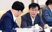  박진식 위원과 대화 나누는 정기현 의료혁신위원장 [포토]