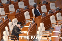  형소법 개정안 관련 무제한토론 듣는 한동훈-정성호 [포토]