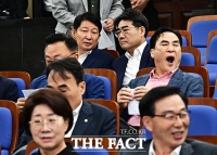  의원총회 참석한 권영진 의원 [포토]