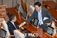  박주민 의원과 인사 나누는 정성호 법무부 장관 [포토]