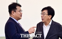  손영래 혁신추진단장과 대화 나누는 정기현 의료혁신위원장 [포토]