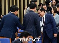  권영진 의원과 인사하는 정점식 원내대표 [포토]