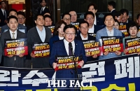  형사소송법 개정안 본회의 상정 앞두고 규탄 구호 외치는 국민의힘 [TF사진관]