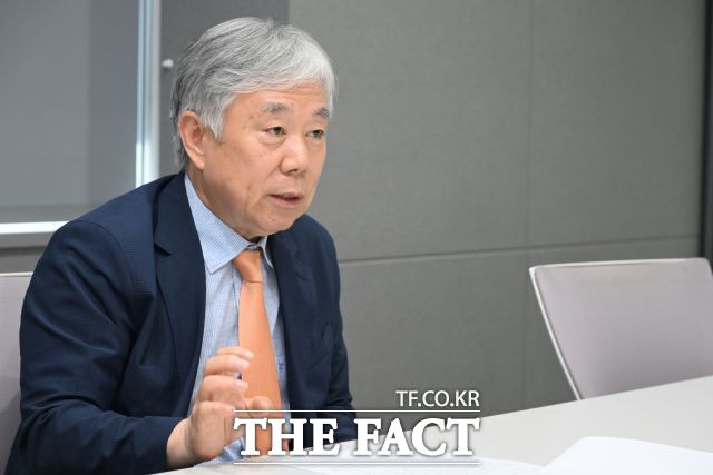 조영삼 법무법인(유한) 대륜 학교폭력대응그룹장이 지난달 28일 오후 서울 서초구 사무실에서 <더팩트>와 인터뷰하고 있다. /김성렬 기자